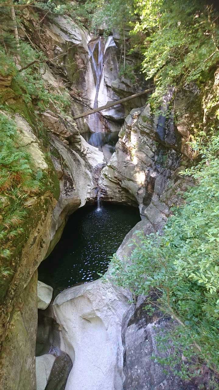 Wassergumpen im Fels